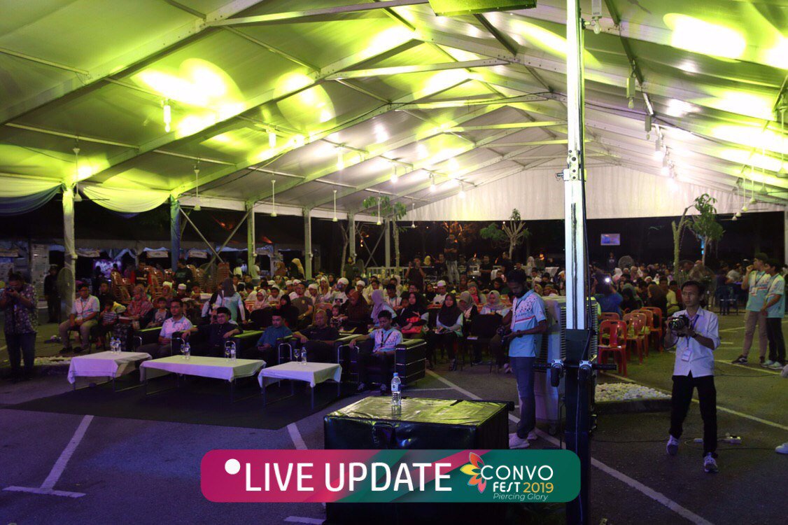 CONVOFEST_UTP's tweet photo. 📸 LIVE UPDATE : MALAM DIKIR ZIKIR
.
Malam Dikir Zikir was successfully ended and may we get the knowledge and positive input throughout this event 🥰
.
This remarks CONVOFEST 19 is coming towards the end 🥺 Thank you everyone that coming tonight ! 💫
#CONVOFEST19
#PIERCINGGLORY https://t.co/w95MgjYQ8P