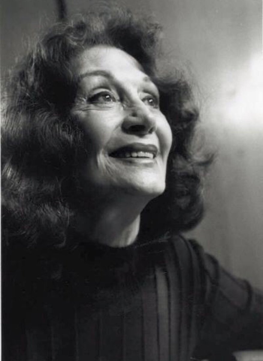 Babam Müslüman annem Hristiyandı.
Bizim evde ”Yalan söylemeyeceksin,“ ”Çalmayacaksın” ”Vicdanını temiz tutacaksın” ”İnsanlara yardım edeceksin” kurallarımızdı
Hepimizde Allah korkusu vardır ama dinden dolayı değil annemizden babamızdan aldığımız telkinlerden dolayı. Yıldız Kenter