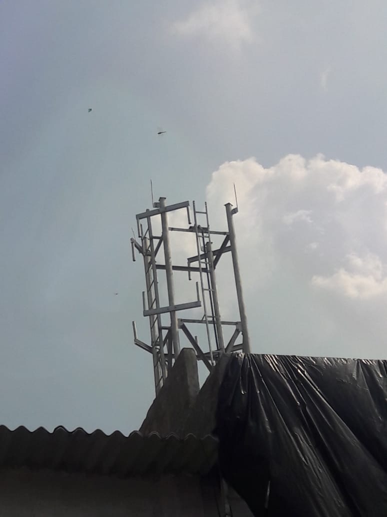 salvenitin1's tweet photo. Airtel गैरकानूनी तरीके से मोबाईल टॉवर लगाने का काम शुरू कर रहा हैं। स्थानिक नागरिकों को धमकाया जा रहा हैं, प्रशासन @MCGM_BMC @bmcmumbai @mybmc @CaptTamilSelvan  कि कोई अनुमति नहीं है @Airtel_Presence  @airtelindia  @TRAI @DoT_India @rsprasad https://t.co/lOZI3UDiJq