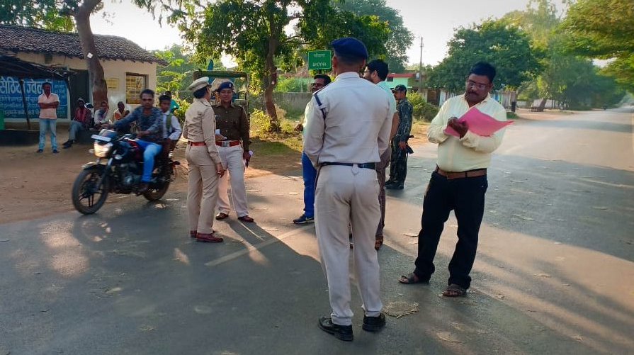 आज पुलिस अधीक्षक धमतरी श्री बी.पी.राजभानू के निर्देशन में अतिरिक्त पुलिस अधीक्षक एवं पीडब्ल्यूडी,आरटीओ के अधिकारियों एवं यातायात प्रभारी रेवती वर्मा द्वारा जाकर उन सभी एक्सीडेंटल स्पॉटों का निरीक्षण किया गया ।हो रही दुर्घटना को रोकने के लिए उन सभी तथ्यों का अवलोकन किया गया ।