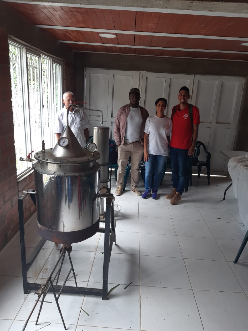 EcapmaS's tweet photo. Prsctica del curso de sistema de agroindustria rural  en la planta de procesamiento de aceites esenciales- Asoagrocam -Mezon,La Buitrera -Palmira https://t.co/rdX5UL83bG