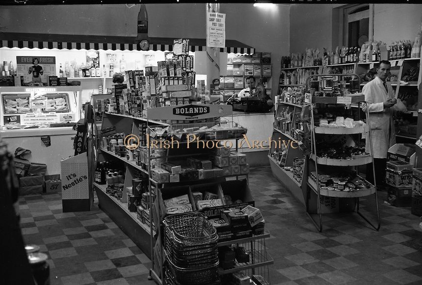 GalliganNora's tweet photo. I met @PvtHarryCooper at the grocery shop and reminded him about the gathering this afternoon. He’s a fine young lad, so I’m not sure why some Irishmen don’t like the British soldiers #nsuirishhistory #CrownForces https://t.co/ab4OYjas1f