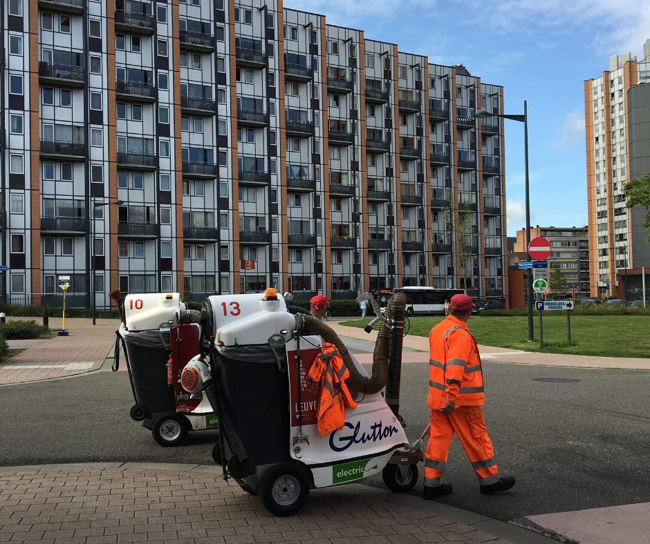 stadleuven's tweet photo. Steek jij deze week de afvalophalers een hart onder de riem? Met meer dan 70 gaan ze elke dag door weer en wind op pad. Met een simpele dankjewel of een lintje rond je vuilzak maak je mee een succes van de week van de afvalophaler. https://t.co/iuWDPKaup1