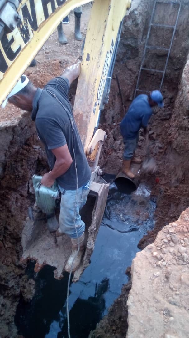 LuisUlacio7's tweet photo. Gracias al equipo de servici publico de la Alcaldía, se realizó un trabajo en calle harás y unión, ya fue reparada y sustituido el tubo dé 20" de aguas negras que sé encontraba tapiada en dicha comunidad. @vclarkb @NicolasMaduro https://t.co/Mn1hvUI4sF
