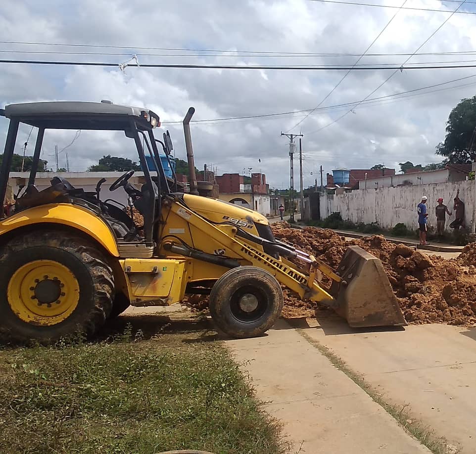 LuisUlacio7's tweet photo. Gracias al equipo de servici publico de la Alcaldía, se realizó un trabajo en calle harás y unión, ya fue reparada y sustituido el tubo dé 20" de aguas negras que sé encontraba tapiada en dicha comunidad. @vclarkb @NicolasMaduro https://t.co/Mn1hvUI4sF