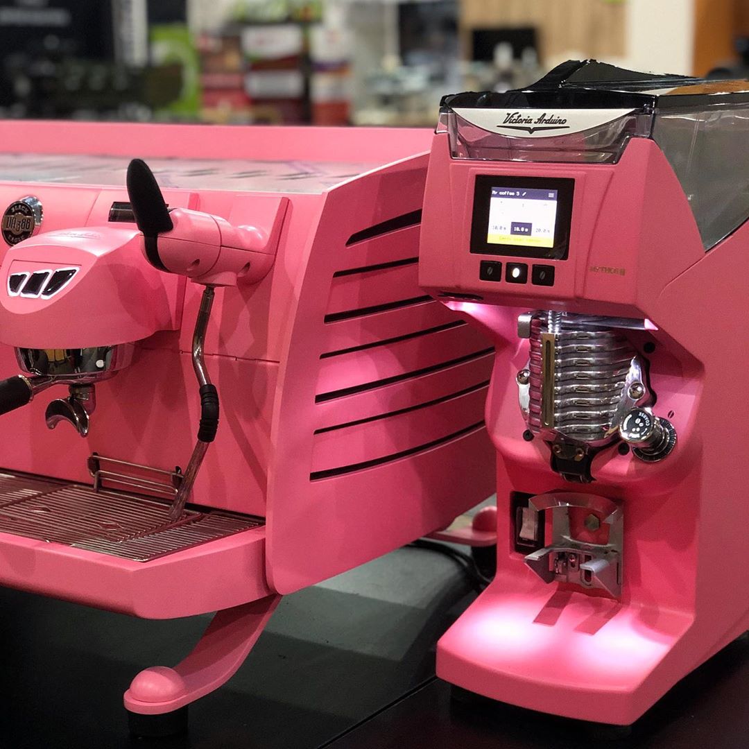 victoriaarduino's tweet image. Pink to serve your drink! This luscious #Mythos2 + #VA388BlackEagle setup has coffee fans going wild. TAG a barista who’d love this!