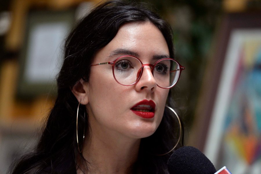 latercera's tweet photo. Camila Vallejo (PC) rechaza "funa" a Beatriz Sánchez en Plaza Italia: "Así no podremos avanzar" https://t.co/mcjynt5vgp https://t.co/D5JFD46qJH