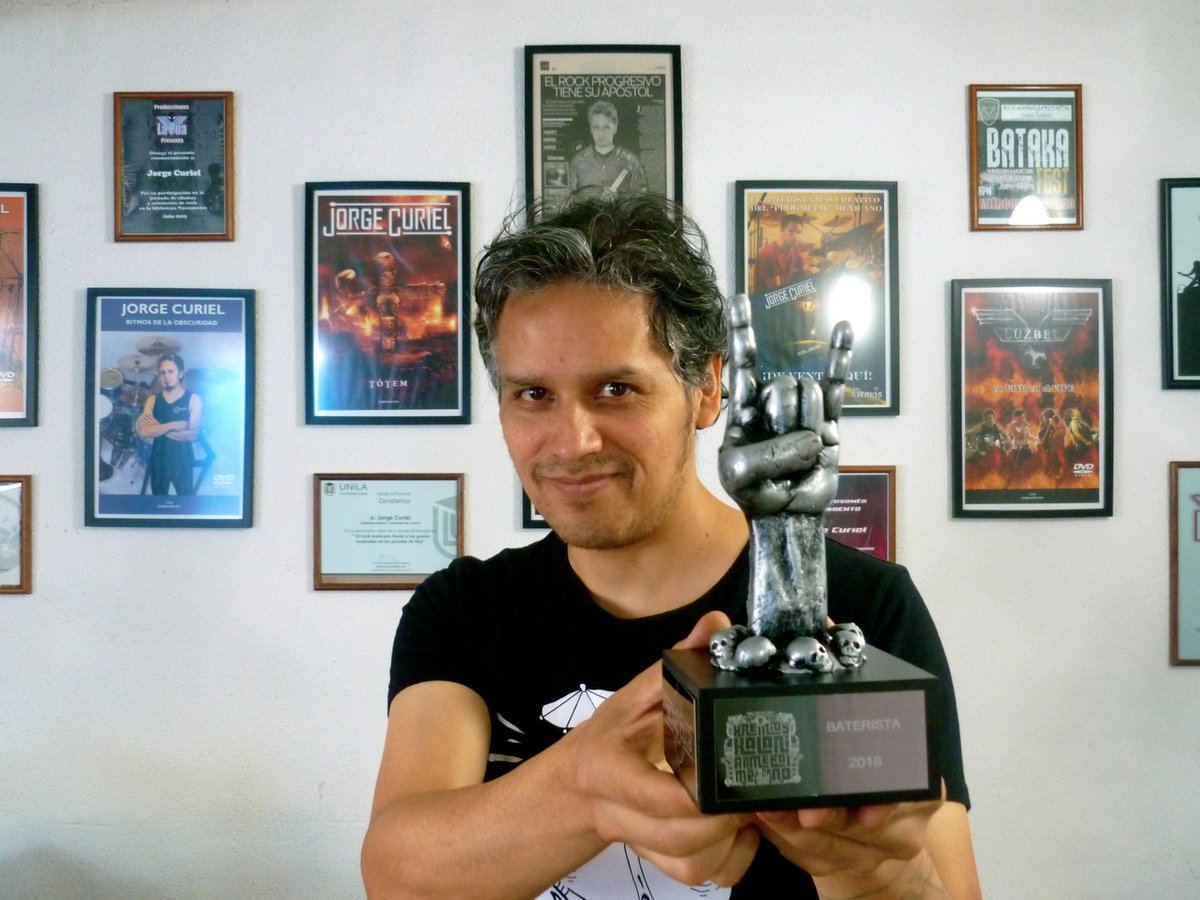 Así es amigos, gracias a ustedes ayer recibí el premio como "Mejor Baterista del 2018" de los <a href="/PREMIOSKALANI/">PREMIOS METAL KALANI</a>, se los agradezco de todo corazón, ahora solo me resta encontrarle un lugar al trofeo en mi "egoteca", un poco de motivación no le hace daño a nadie ;)