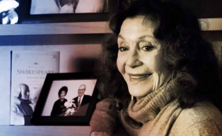 Tiyatronun usta ismi, bir çok iyi oyuncu yetiştirmiş duayen hoca, 100 den fazla oyun, 60 yılı aşkın bir sanat yaşamı; devlet sanatçısı kıymetli üstad Yıldız KENTER' in vefatı hepimizi derinden üzmüştür. Kendisine Allah'tan rahmet sanat camiasına başsağlığı diliyoruz.