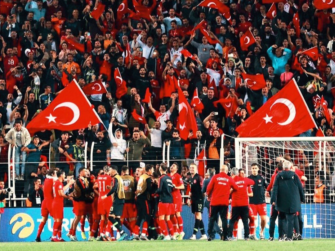 #EURO2020 'ye gitmeyi garantileyen @MilliTakimlar 'a liderlik yakışır. 82 Milyon Tek Yürek. Seninleyiz Türkiye 🇹🇷

#EURO2020Yolunda 🇹🇷

#EURO2020 | #ANDTUR | #EuropeanQualifiers