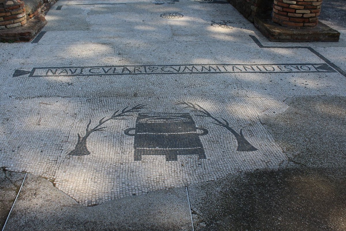 Libyanhistory's tweet image. 2
ولقد زينت أرضياتها بعدد كبير من لوحات الفسيفساء تجسد مشاهد لأنشطتهم من بين تلك المشاهد يظهر مشهد لـ "فيل" كتب فوقه اسم مدينة "صبراتة" ويعتقد أنه كان لمتجر يملكه شخص مختص باستيراد البضائع من مدينة صبراتة الليبية.