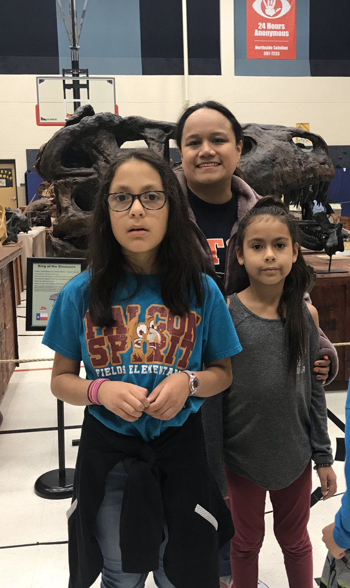 Ms_CarmenPuente's tweet photo. 🦕Dinosaur George Traveling Museum at our campus! 🦖 Thank you PTA for making this possible! #fieldslegends #thisisfields https://t.co/5EcCAxzza5