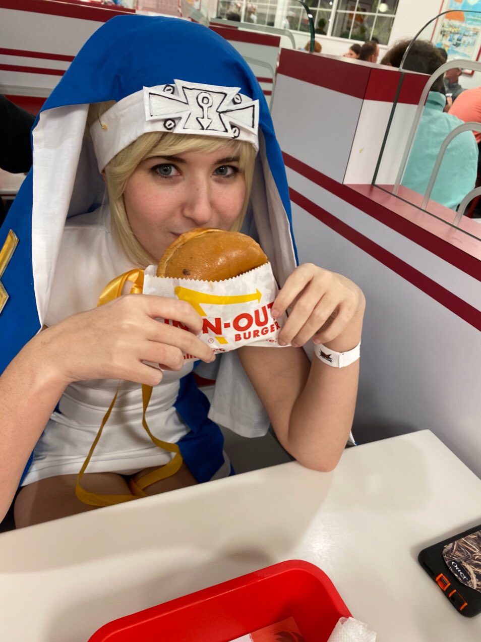 sharkparty 💗 on Twitter: "funny Bridget eat a burger https://t.co/G67RCQ820K" / Twitter