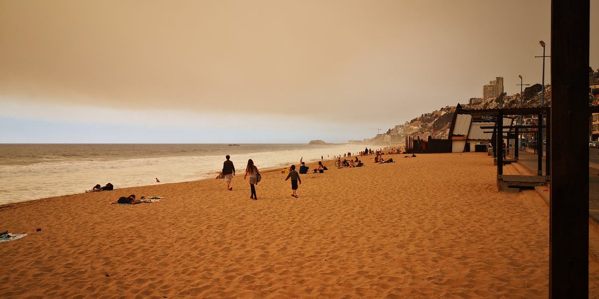 PedroMorales_J's tweet photo. Playa Reñaca 17:10. Mucho humo. 
@sitiodelsuceso @vinadelmar @jvrenaca @delegacionrenac https://t.co/ZsQ1d2sokH