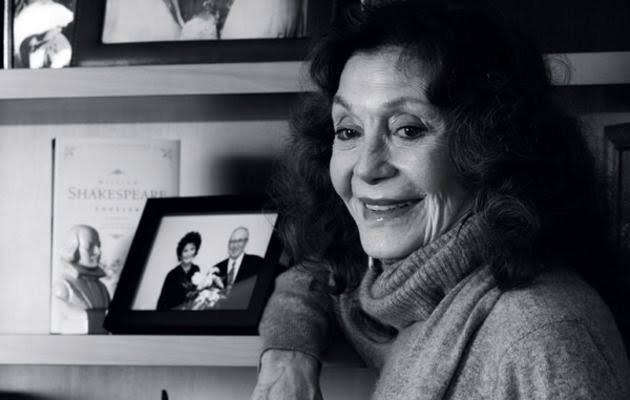 "çünkü beyaz bir gemidir ölüm
siyah denizlerin hep
çağırdığı
batık bir gemi
sönmüş yıldızlar gibidir
yitik adreslere benzer
ölüm"

Hoşçakal Usta! 

#YildizKenter #yıldızkenter