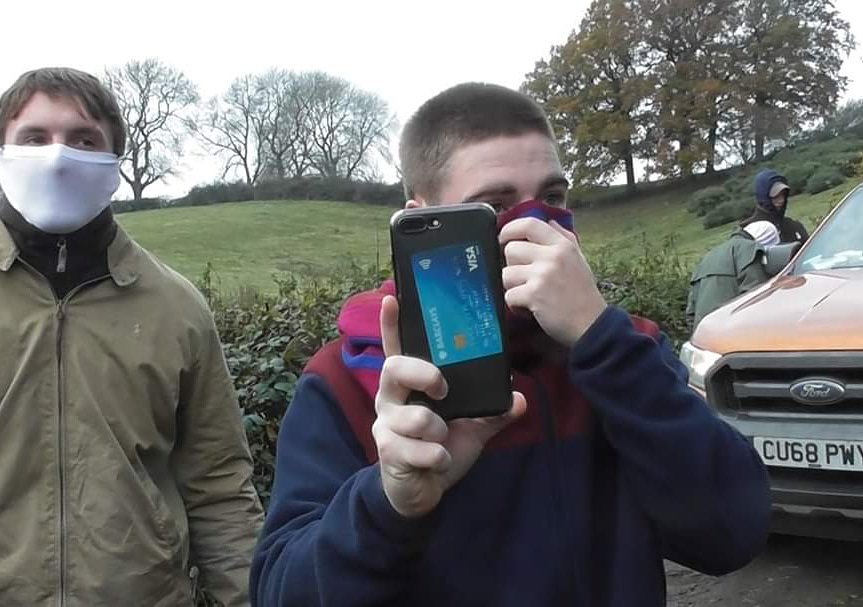 #Howto look like a #bellend:

Step one: cover your face to hide your identity.
Step two: leave your card on display with your name on show.

#Moron #Idiots #HuntScum #TryAgain #No #Jokers #DumbAndDumber #Vegan #HSA #AnimalRights