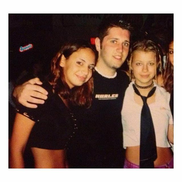 EllebySarah's tweet photo. #throwback to when I used to get down #punkrock style. didn't always dress like this but I guess we decided to go all out for #WarpedTour '02 😝. Oh how I miss going to shows. up yours #adultlife. oh and up yours, #ticketmaster. 
#backintheday #childh… https://t.co/yNVV80R9gW https://t.co/qJVJpsuDFF