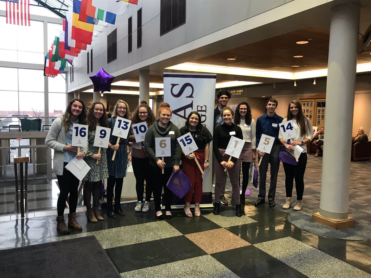 LorasHonors's tweet photo. Thanks to these Honors students for hosting future duhawks today at the Honors and Leadership day. #DuHonors https://t.co/vXzjL0N6az