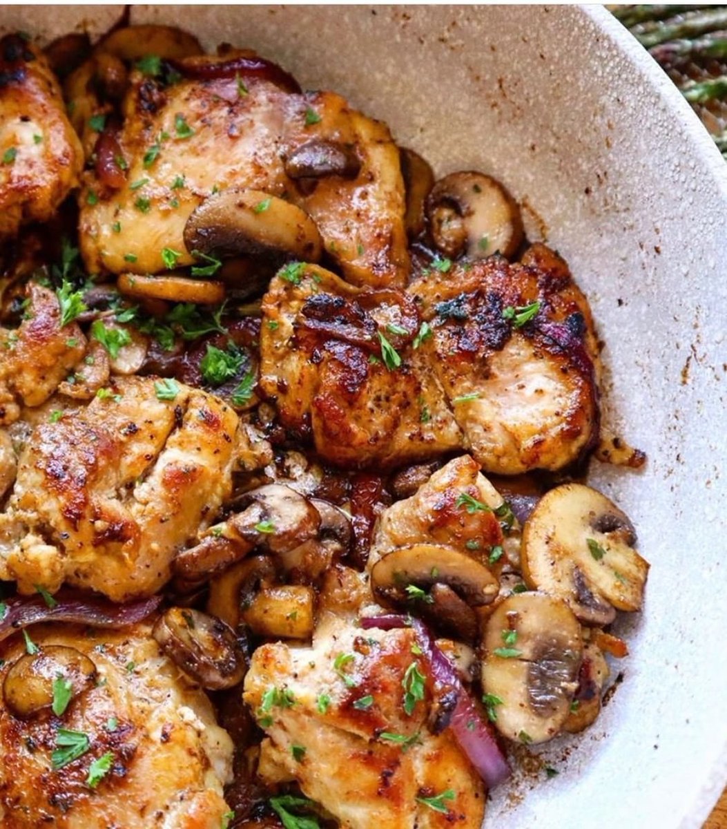 KETO GARLIC CHICKEN SKILLET 🔥🔥🤤 
One pan, lots of garlic, and a hell of a lot of flavour!⁠
#keto #ketorecipes #ketogenic #ketodiet #theketobible #ketolifestyle #lowcarb #ketogenicdiet #onepanmeals #ketoskillet