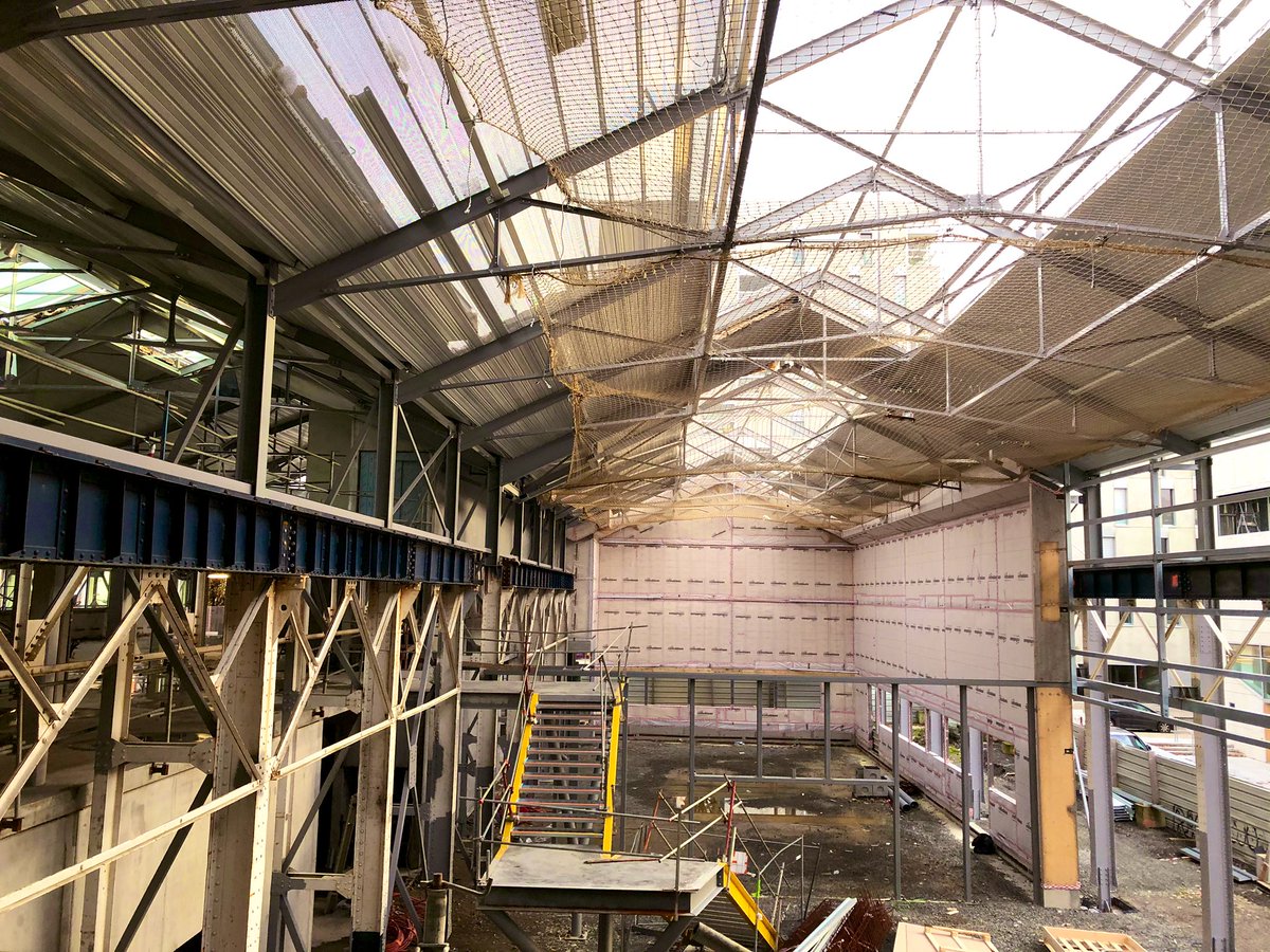 Découverte du chantier des Halles 1 &amp;2 Île de #Nantes : magnifiques perspectives qui accueilleront début 2021 l’équipe de @ClusterQDC, des espaces événementiels, de créativité, <a href="/assoPiNG/">Association PiNG</a> et son fablab, un hôtel d’entreprises,... encore un lieu inspirant pour nos écoles !