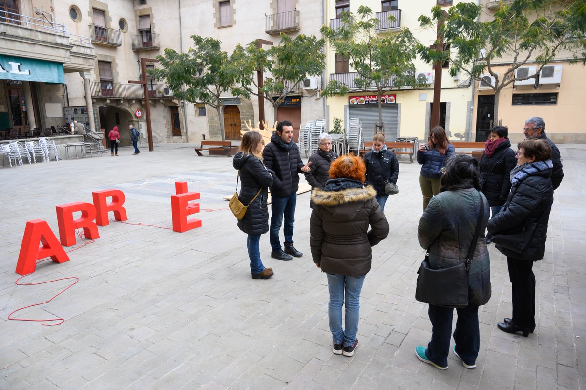 cervera2019's tweet photo. Avui hem inaugurat #àrtèria en el marc de #cervera2019. El projecte vol revitalitzar el carrer Major de #Cervera. Són una sèrie d’intervencions artístiques en l’espai públic a càrrec dels alumnes de l’Escola d’Art Municipal Leandre Cristòfol de Lleida. 📸Jordi Prat https://t.co/LklPIpNAlW