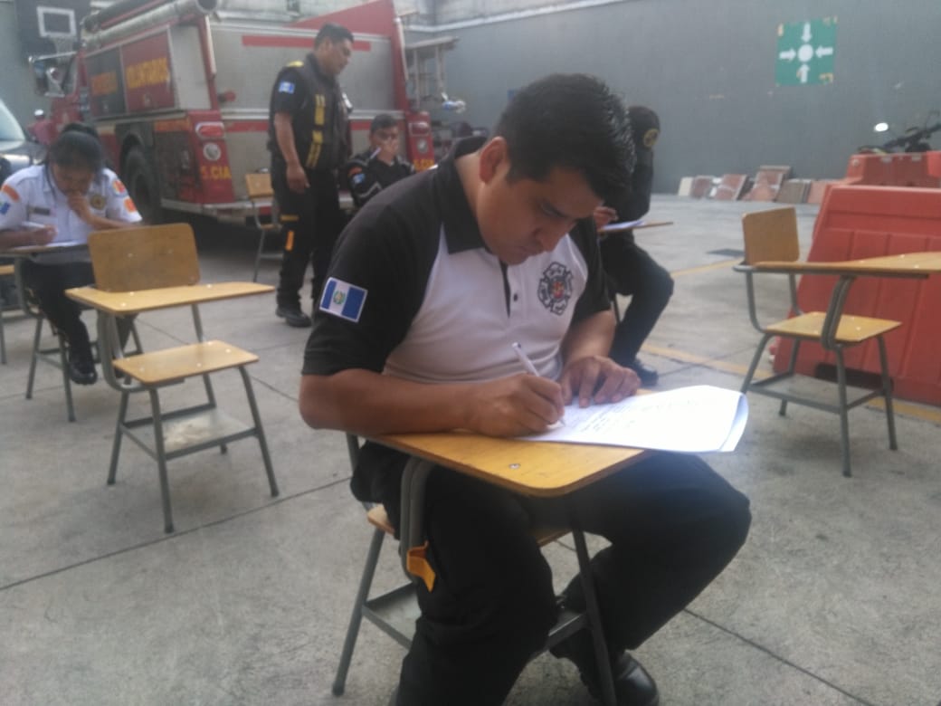 ruperto_ma's tweet photo. Uniforme de bomberos voluntarios como que si fueran de Restaurate de comida rapida no portan identificacion ni los creditos de asensos. https://t.co/TaGWtb167I