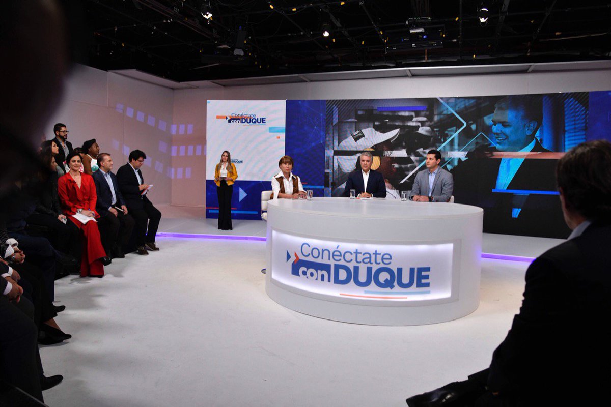 ProsperidadCol's tweet image. Hoy el Presidente @IvanDuque sostuvo un diálogo directo con los colombianos, hablando de los avances sobre los pilares de su Gobierno en términos de legalidad, emprendimiento y equidad. #ConéctateConDuque es un espacio para construir país directamente con los ciudadanos.