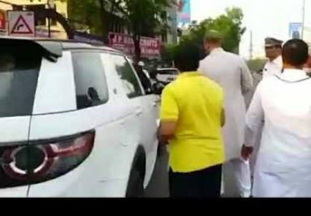 manisha_111's tweet photo. जिस #AIMPLB के सदस्य @asadowaisi खुद #Rangeover गाडी मे घुमा करते हे, ऊनको ना ही मस्जिद की पडी हे ओर ना ही गरीब मुसलमानों  की।।। बस ऊन जेसे अमीर जादो को तो अपने कोम को भड़का कर रखकर साम्प्रदायिक तनावमे अपनी राजनीति करनी हे।। https://t.co/TIV9Q4f7Xh