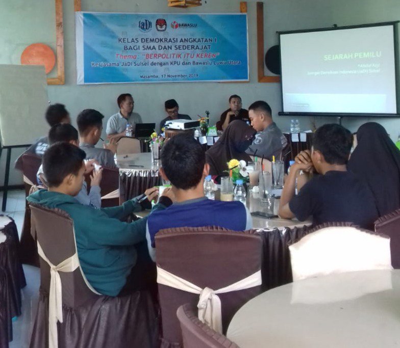 Kelas demokrasi oleh JaDi Sulsel di Luwu Utara

"Berpolitik itu Keren"

#JaDI
#JaDISulsel
#DemokrasiIndonesia