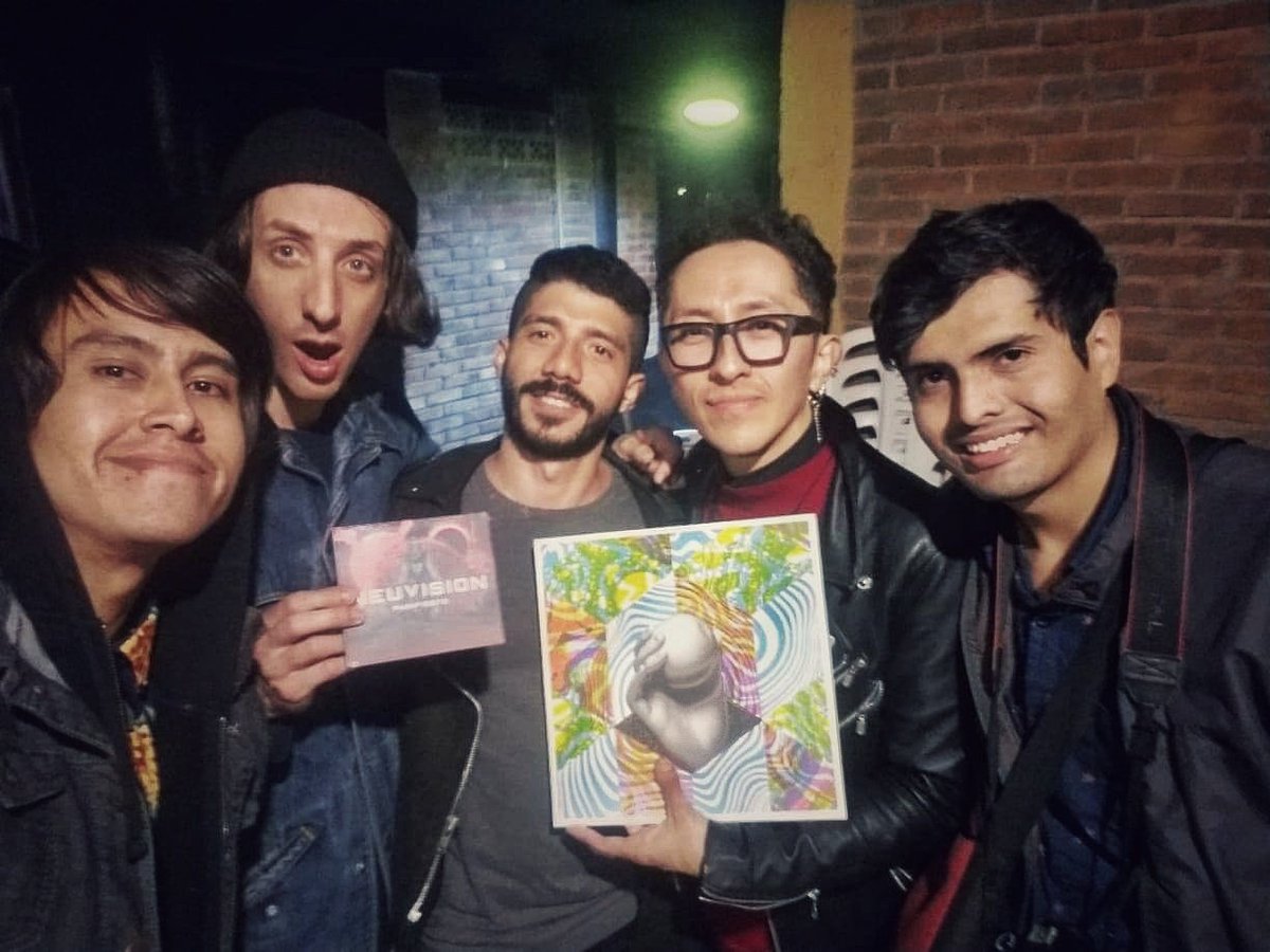 Escuchamos en vivo al dueto <a href="/delta_venus/">Delta Venus</a> 🇦🇷  con una propuesta excelente. Nos regalaron su vinilo (está genial!👌), les obsequiamos nuestro CD ALBUM 𝙈𝙖𝙣𝙞𝙛𝙞𝙚𝙨𝙩𝙤 de #Neuvision. Una noche muy chida. 
No se pierdan los próximos eventos de #FestenSonidero y @Audioestopista✨