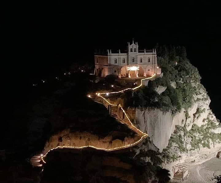 Buonanotte con l’apertura del villaggio di #Natale 🎅 a #Tropea (V.V) con le sue #luminarie e un ricco programma per grandi e piccini. #CostaDegliDei #Calabria #SudItalia #leiene #AspettandoIlNatale #NataleInCalabria #travelphotography #TravelBloggers #ChristmasTime 🎄 – at Tropea