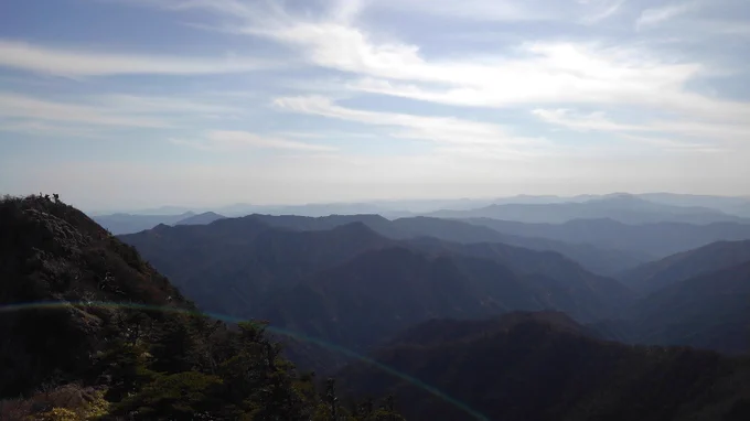 休山中?だったので山小屋や御神体?は見れなかったけど、普通にいい景色が見れて楽しかったです
野外なのに虫や鳥の声がしない、ただ景色だけをみる時間は面白かったですね 