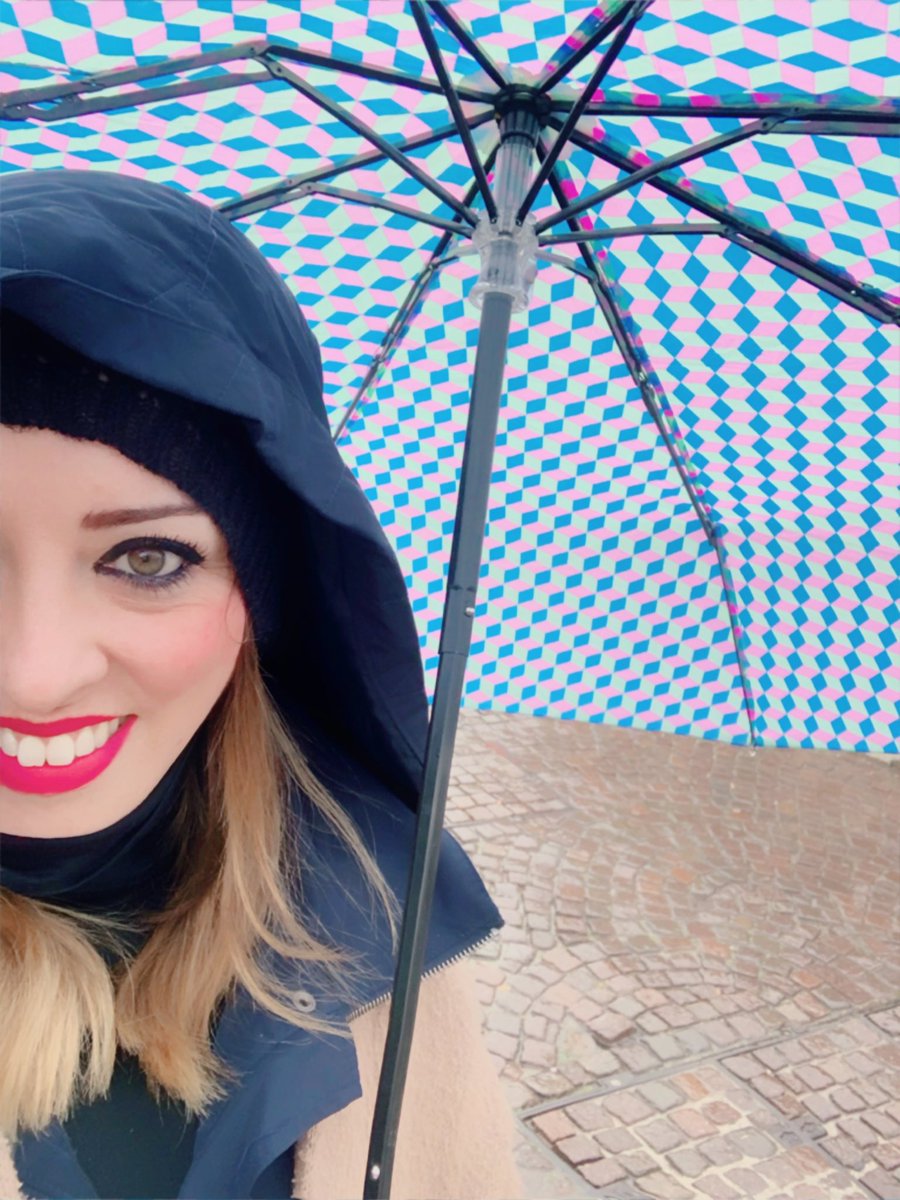 Nada es más fuerte que una mujer que se ha reconstruido a sí misma. Nada.#enproceso#love #selflove #selfie #selfcare #amor #Venecia #acquaalta #italy #travel #travelphotography #me #makeup #loveyourself #rain #gracias #volver #volveraempezar #empoderamientofemenino
