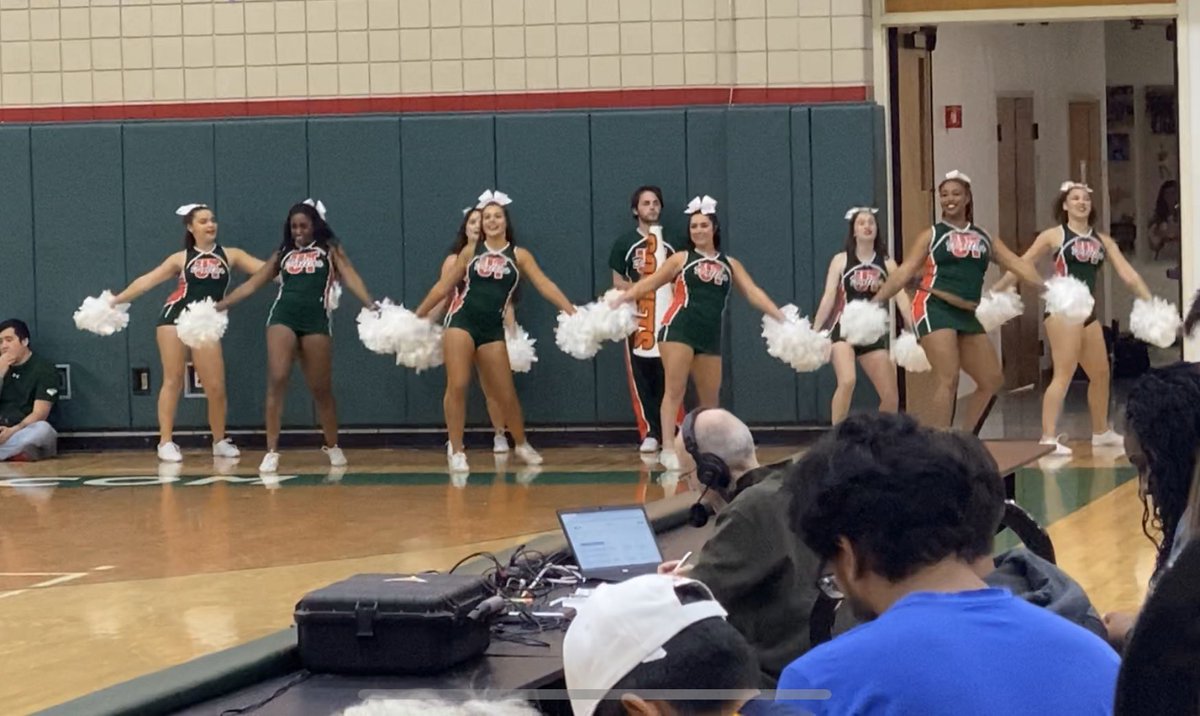 SherylMancey's tweet photo. UTDallas Cheer. I am in love with this team. 🧡💚🧡💚 @h_mancey @UTDallasCheer https://t.co/uI0UccT8m3