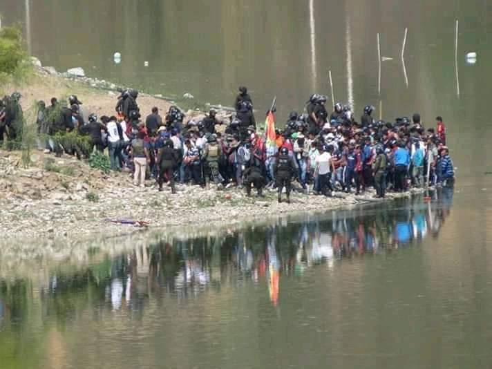 jcy126kerubin's tweet photo. #UltimoMinuto
Que el #Mundo se entere!!!
El la laguna de #Lalay en #Cochabamba #Bolivia los grupos armados golpistas tienen a familias enteras, toturandolos, colocándole armas y drogas en sus mochilas. Esto lo hiciste tú .@Almagro_OEA2015
#BoliviaEnDictadura
.@ChalecosAmarill https://t.co/PHFxwCmCOP