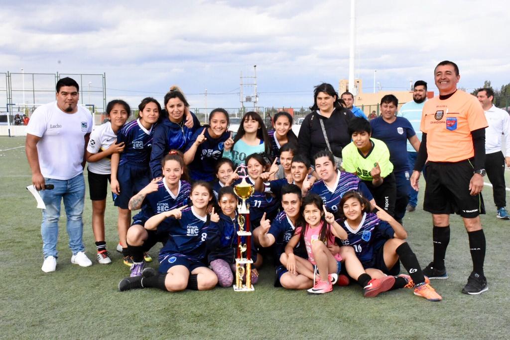 TWMunicipalidad's tweet photo. #AhoraTrelew La #MunicipalidadDeTrelew realizó las siguientes actividades en materia de #Deportes en la ciudad:
🔹️Entrega de premios "Portero Trelew" en el Gimnasio Municipalidad N°1.
🔹️ Finales y entrega de premios delTorneo Municipalidad de Futbool Femenino en CeDreTe. https://t.co/1K7PqBOZ7P