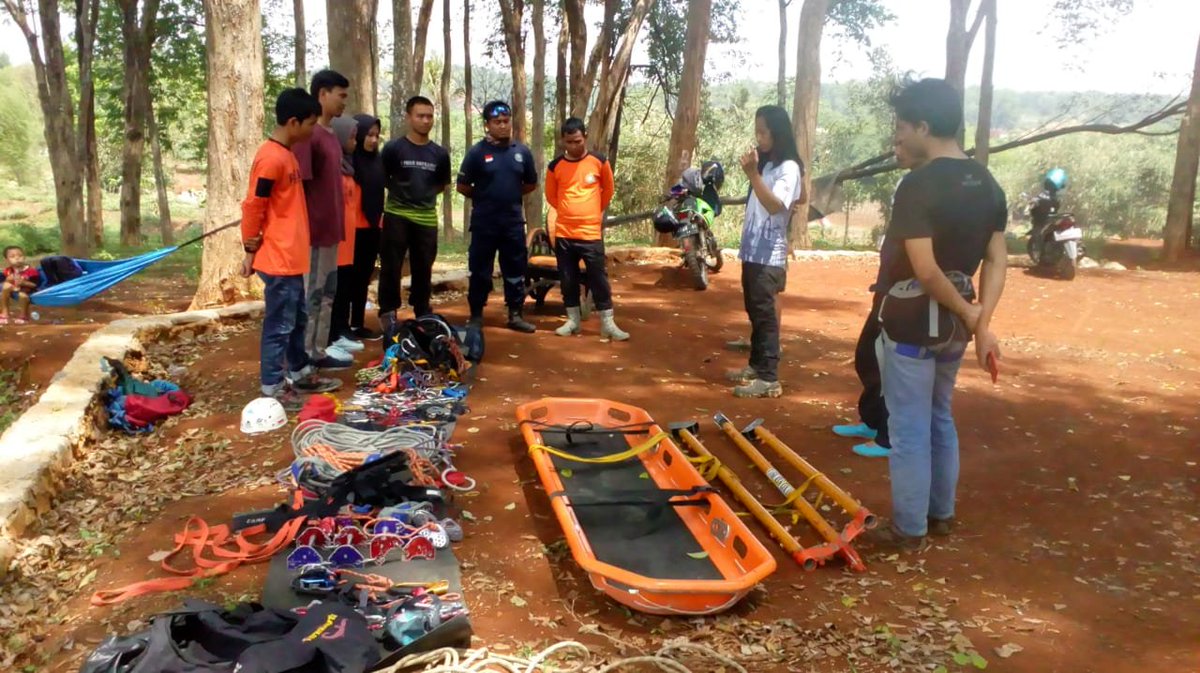 SAR0914's tweet photo. Berlatih dan terus berlatih adalah hal pasti dan menjadi suplemen untuk terus berbakti.
Sekecil apapun peran kita, tetaplah dengan kemampuan dan kapasitas yang memadai.
Karena menolong adalah jiwa dan membantu adalah semangat, maka ilmu dan kemampuan adalah sarana terbaik. https://t.co/00C5Gl0tbQ