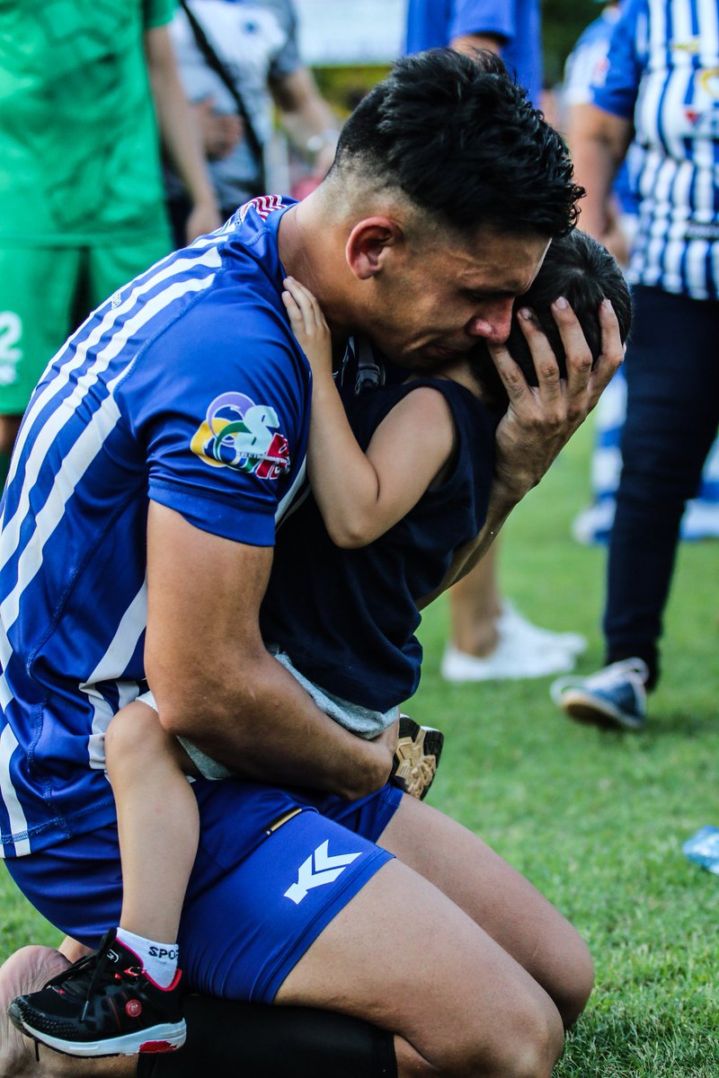 moonse_aguilera's tweet photo. Marcelo Paredes "Todo es por vos papito"

Con lágrimas y mucha emoción, el jugador del 12 de Octubre festejó junto a su pequeño hijo Santiago el ascenso a primera división.

Nunca va a ser solo fútbol 🙌❤️ https://t.co/W7S6o6dQJy