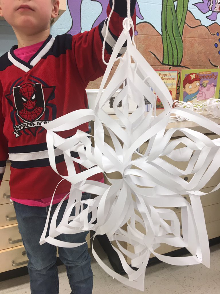 syfaiza8's tweet photo. Making snow flakes #plasp https://t.co/WZ4RJn7KNI