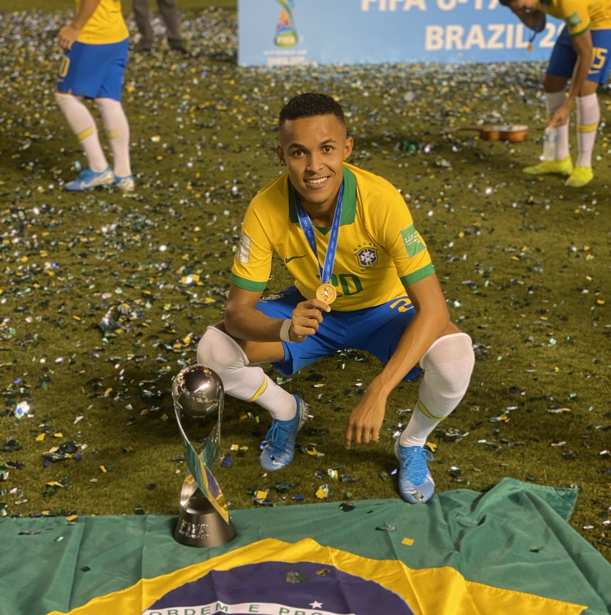 Lazarovini10's tweet photo. Muito obrigado Senhor!! Feliz pelo gol e por esse título inédito, Campeão Mundial Sub17. Isso aqui é Brasil 🙏🏽🙌🏾🇧🇷🌟 https://t.co/Nts0E6twYD