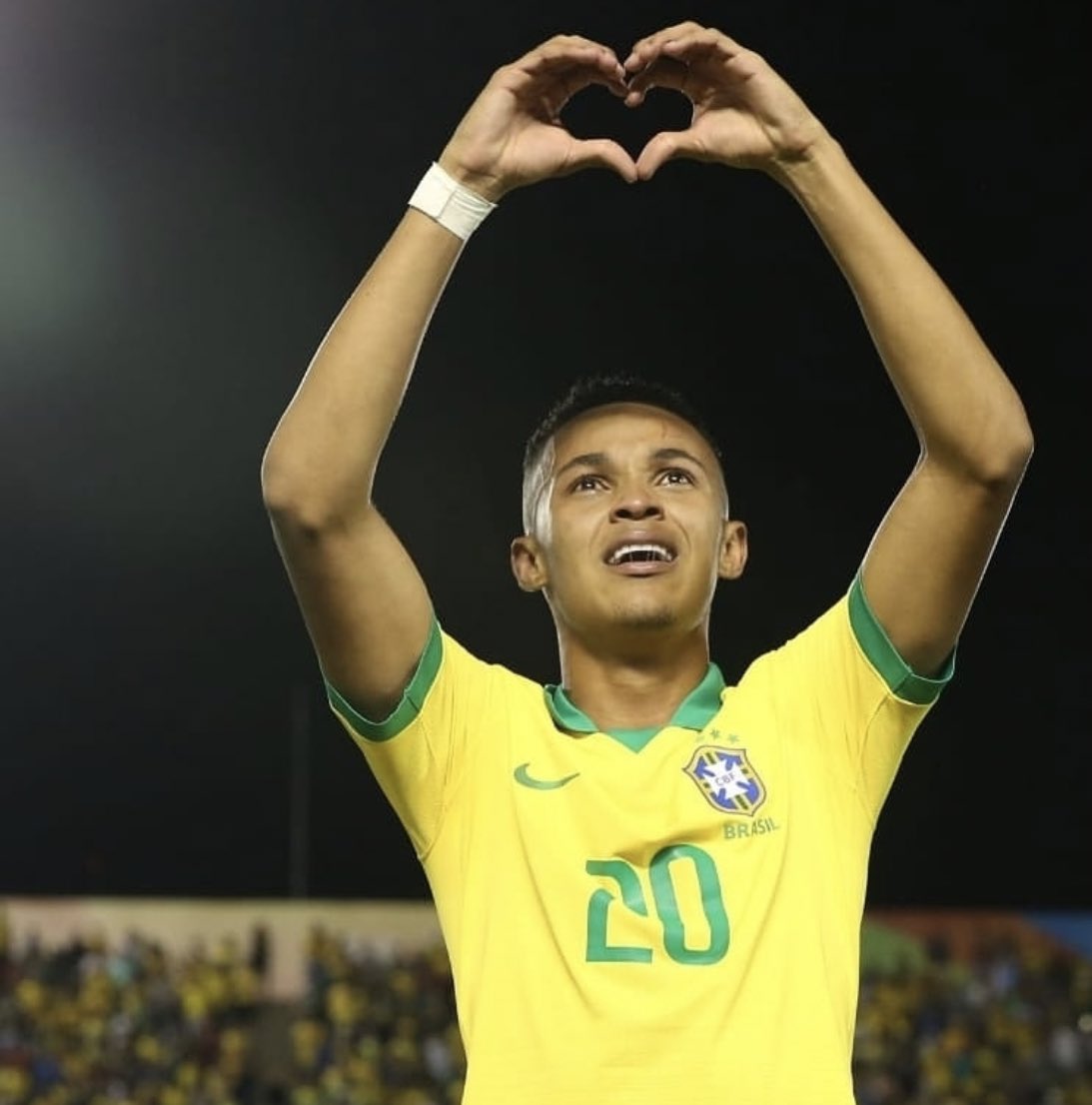 Lazarovini10's tweet photo. Muito obrigado Senhor!! Feliz pelo gol e por esse título inédito, Campeão Mundial Sub17. Isso aqui é Brasil 🙏🏽🙌🏾🇧🇷🌟 https://t.co/Nts0E6twYD