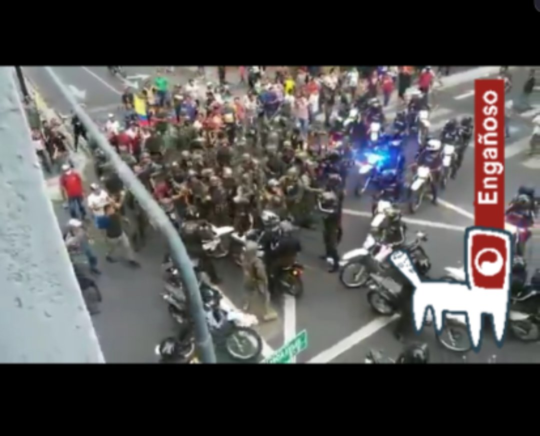 #EngañosoSe difunde por WhatsApp video de enfrentamiento entre grupos de policías y militares. Se indica que fue grabado en Barquisimeto o en Caracas, Venezuela, de acuerdo a la versión de la cadena difundida.El video fue grabado el #9Oct en Guayaquil, Ecuador.#RecibidoHoy https://twitter.com/MartinHoyos1/status/1182292066203774976 …