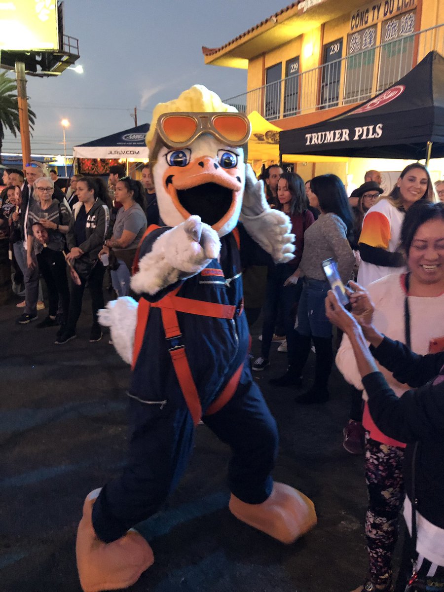 lasvegasloopy's tweet photo. Great turnout for #BOHBrawl at @SandDollarLoung, including @SpruceLV with @AviatorsLV. https://t.co/Rhco4Qj7sm
