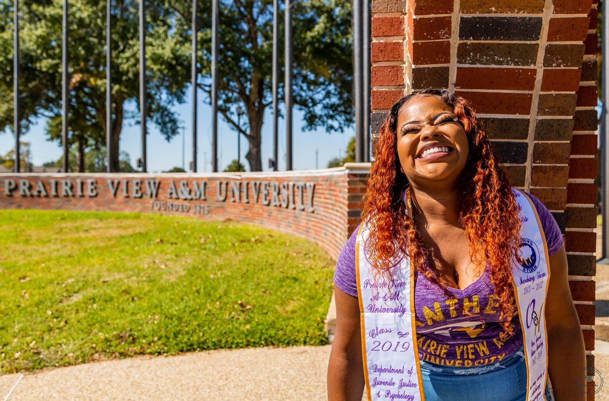 NadiShotMe's tweet image. My first grad shoot this grad szn was amazing 😭🎓 Congratulations to the beautiful @andreyahimani on graduating in December 🥳 #NadiShotMe  #GradSzn #PVAMU19 #pvgradswag #BlackGrads