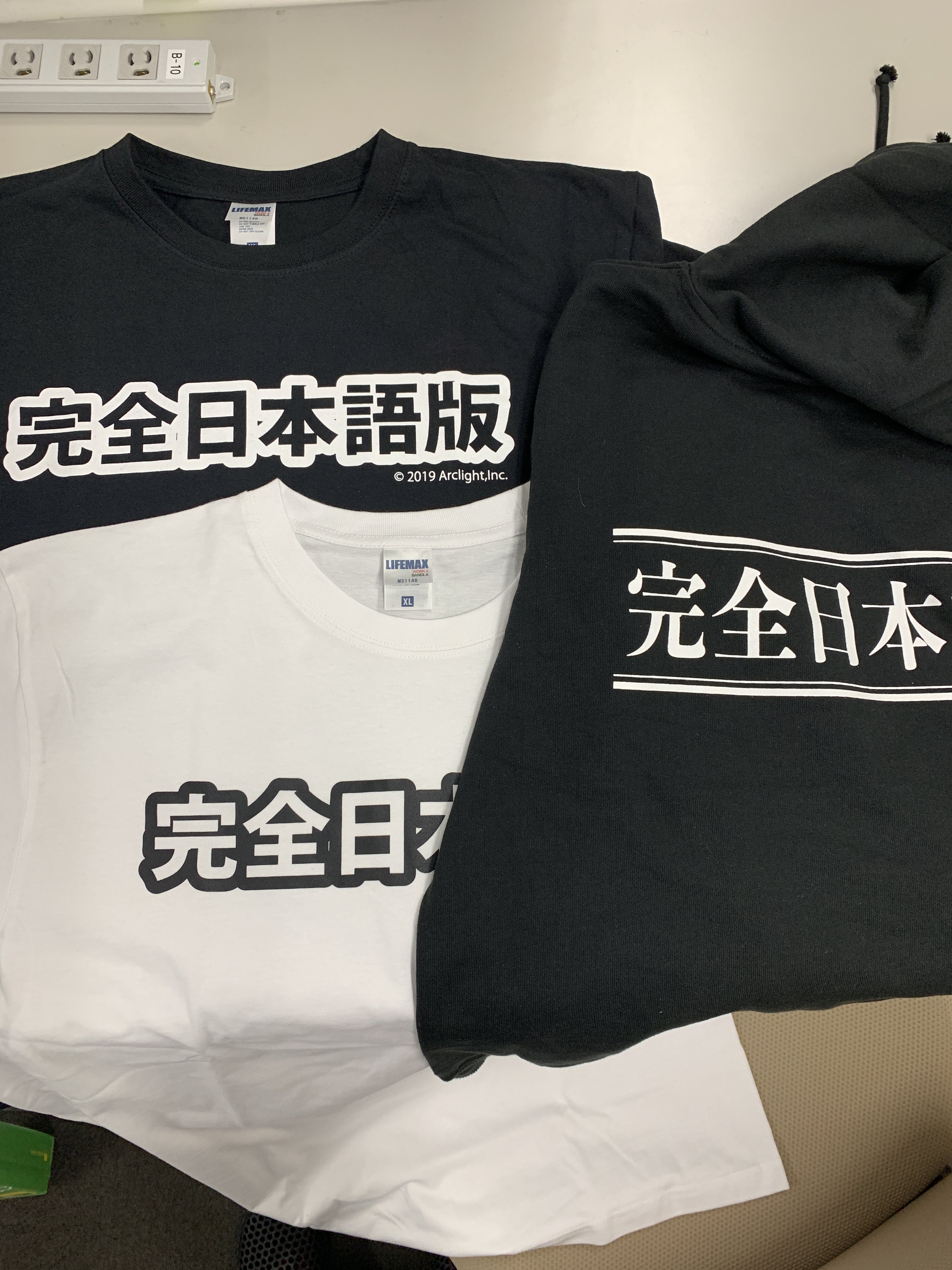 アークライトゲームズ お知らせ ゲムマ 限定品のお知らせ 完全日本語版tシャツ第２刷 黒 白 サイズ M L Xl 各サイズとも1500円 第１刷は5 6ozが第２刷で6 2ozになりました 完全日本語版パーカー 黒 3500円は今回の新作です モデル 身長