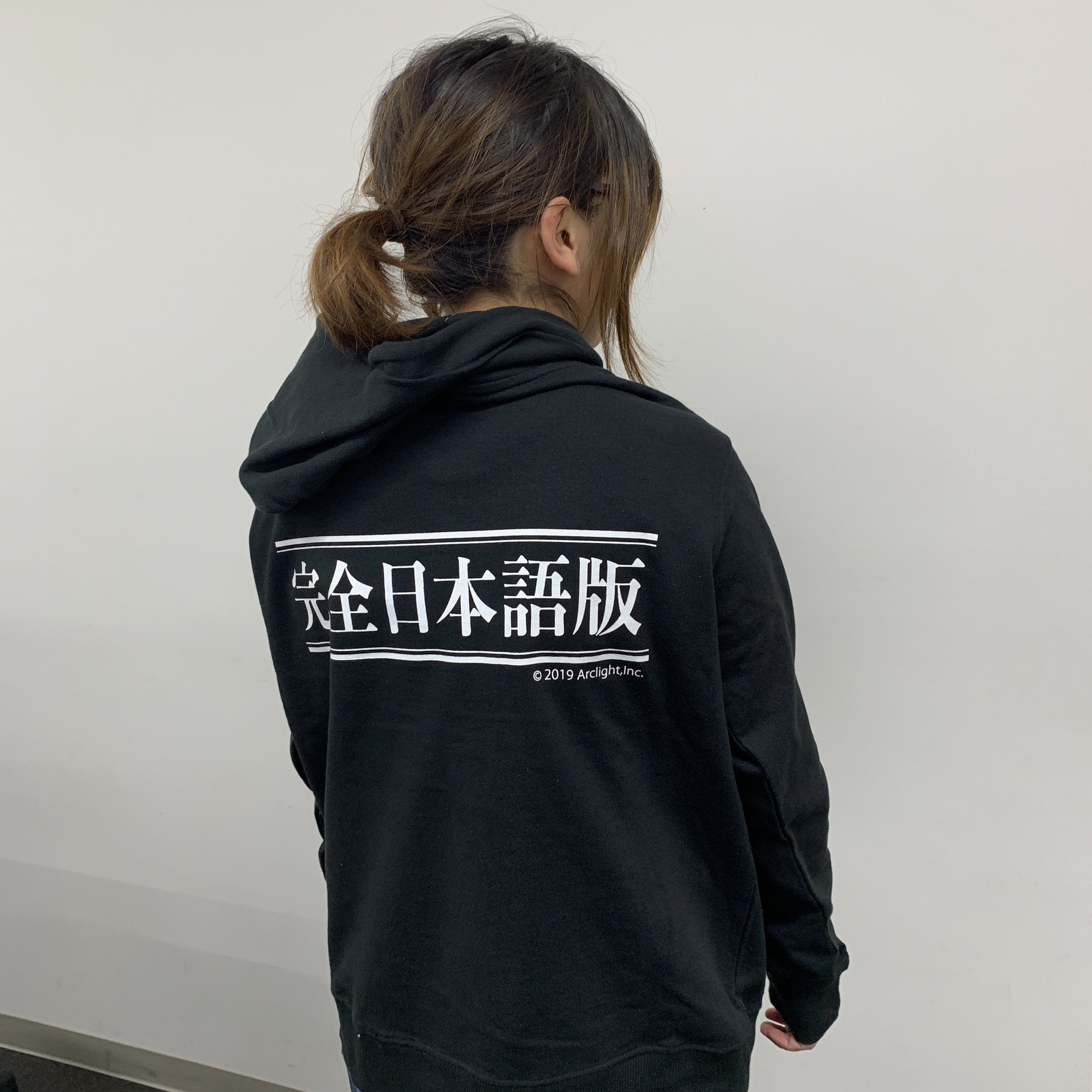 アークライトゲームズ お知らせ ゲムマ 限定品のお知らせ 完全日本語版tシャツ第２刷 黒 白 サイズ M L Xl 各サイズとも1500円 第１刷は5 6ozが第２刷で6 2ozになりました 完全日本語版パーカー 黒 3500円は今回の新作です モデル 身長