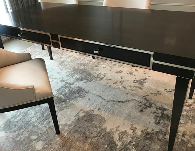 ReginaSturrock's tweet image. This beautiful custom desk with elegant line and polished nickel outline is a statement piece in the den of our #lakeshoreproject @reginasturrock .
.
#customfurniture #desk #classicdesign #furniture #interiordesign #designdetails #bespokedesign #homedesi… ift.tt/32Rwt01
