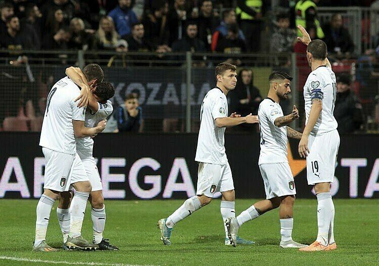 tuanweb's tweet photo. Italy lần đầu thắng 10 trận liên tiếp https://t.co/7RZtZrb2qo https://t.co/eW02Qn33KP