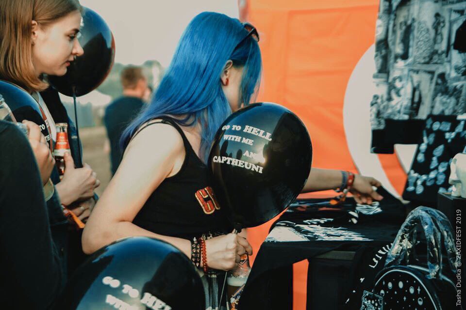 hey__say10's tweet photo. вау! меня сфоткали на фестивале #Zaxidfest 2019
лица не видно, я доволен :> https://t.co/LwcVuVIf3I