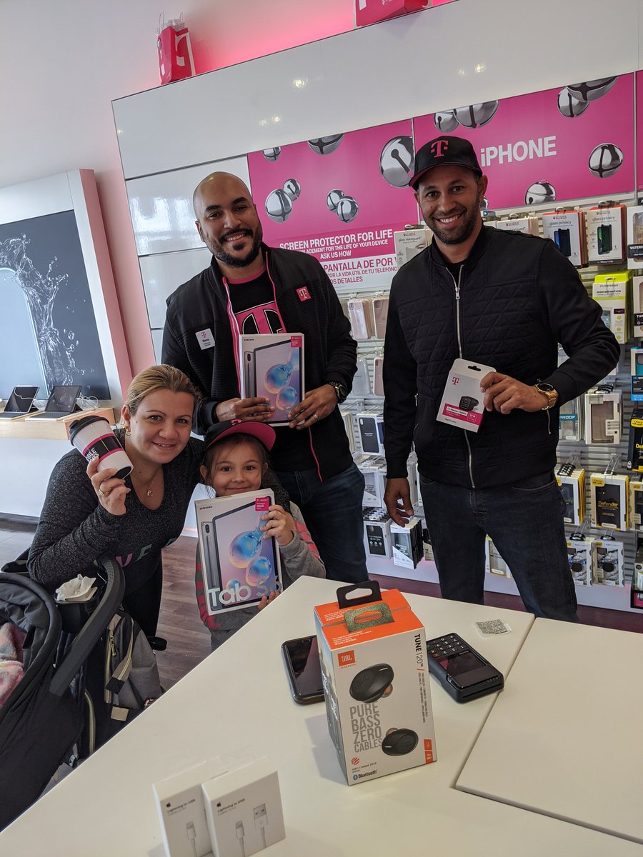 Giving our customers they best customer experience and getting them ready for the Holidays ! #AreYouWithUs @TMobile #Homestead9504 @TiNaDeTre @pattyc101